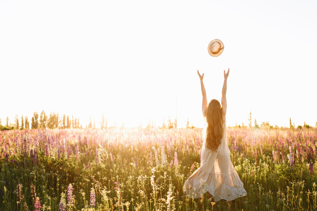 mujer-campo-primavera-vestido-blanco